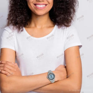 นาฬิกาเพชรมอสซาไนท์หรูหราพร้อมหน้าปัดสีฟ้าบอกชั่วโมงด้วยเพชรเป็นประกายและตัวเรือนที่ประดับด้วยเม็ดเพชรสดใส - Product Image 6