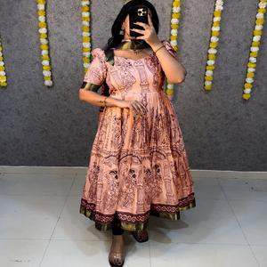 Magnifique Kurti Anarkali pour femme adulte en Kalamkari pur, accompagné d'un dupatta en soie Dola avec bordure en dentelle, en stock, fabriqué en Inde - Product Image 1