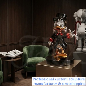Estatua de Scrooge McDuck Cromada, Escultura de Lujo en Resina Estilo Pop Art, Pato Rojo Cromado con Bastón, Decoración de Alta Gama para Hogar u Oficina - Product Image 6
