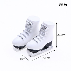 Nouveauté : Mini patins à <span class=keywords><strong>glace</strong></span> en résine 1:12, accessoires pour maison <span class=keywords><strong>de</strong></span> poupée, modèle décoratif <span class=keywords><strong>de</strong></span> Noël, jouets <span class=keywords><strong>de</strong></span> patinage - Product Image 2