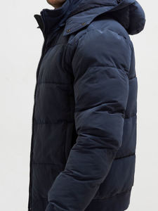Blouson matelassé bleu marine, modélisé avec les mains dans les poches, design pratique pour le froid, idéal pour le port quotidien en hiver - Product Image 4