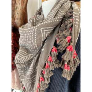 Écharpe carrée en coton ethnique Bandhani avec pompons, couleur gris terre, motif diamant - Product Image 2