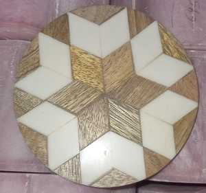 Dessous de plat ronds en bois d'acacia de décoration de haute qualité avec des pièces de support de caboteur en métal avec vente - Product Image 5