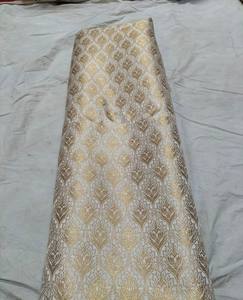 Telas de seda brocadas hechas a medida, blancas y doradas, ideales para diseñadores de vestidos y diseñadores de moda, con estampado de flores doradas grandes. - Product Image 3