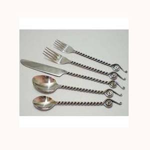 Couverts plaqués argent en acier inoxydable aspect royal avec manche en spirale au design côtelé moderne unique Fourchette à couteau de haute qualité - Product Image 1