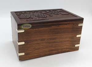 Urna Funeraria de Madera de Primera Calidad para Cenizas de Adultos, Diseño de Árbol y Pájaro con Esquinas de Latón - Product Image 3