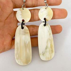 Elegantes Pendientes Huggie Plateados con Gancho, Clásicos Hechos a Mano con Aleación y Piedra Principal de Concha, Joyería Unisex Personalizable para Aniversario - Product Image 4