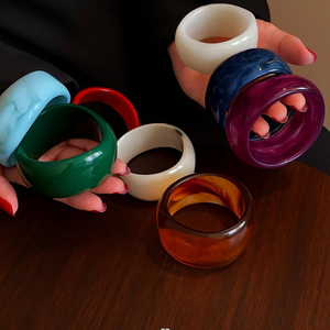 Bracelets en résine de luxe, bracelets pour femmes, fabriqués à la main, mode, écologiques, motif linéaire traditionnel, objets de collection - Product Image 4