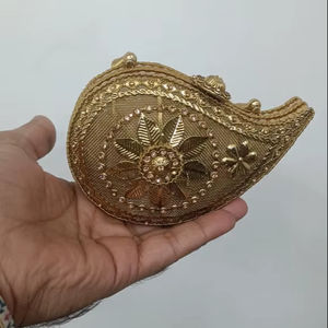 Pochette vintage en laiton gravé, accessoire de mode pour occasions spéciales et réceptions du soir, avec détails étincelants - Product Image 4