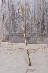 Pièce en métal doré de style modeste et élégant avec finition polie, idéale pour la décoration intérieure, l'usage quotidien et une esthétique minimaliste, en provenance d'Inde. - Product Image 5