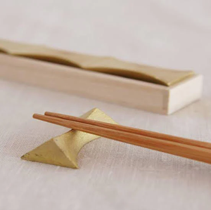 New Fashion Chopsticks Brass Rest Crafts Restaurant Chopstick Pillow <b>Metal</b> Chopsticks <b>Holder</b> - Product Image 1