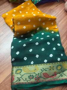 ผ้าส่าหรีแบบดั้งเดิมของผู้หญิง ลาย Bandhej Kanchipuram พร้อมงานปักดิ้นทอง ดีไซน์สวยงาม ขอบผ้ากว้าง - Product Image 5