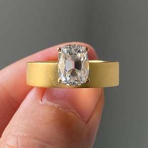 Anillo de compromiso de diamante cultivado en laboratorio de 1.50 ct con corte OMC antiguo, oro amarillo macizo de 14K, banda ancha de boda con corte europeo antiguo tipo cojín - Product Image 1