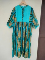 Vestido Midi Casual Ecológico, Estampado Floral Azul, 100% Algodón, Hecho a Mano, con Dobladillo Acampanado, Cuello Redondo y Cierre con Cordón