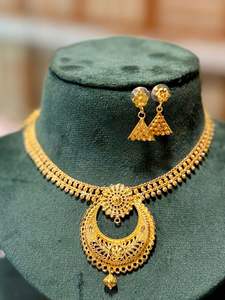 Elégant collier et boucle d'oreille en or 24 carats. - Product Image 2