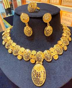 Ensemble de bijoux fantaisie plaqué or 24 carats, style vintage américain et français, comprenant collier, boucles d'oreilles, bracelets et peignes en cuivre - Product Image 2