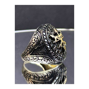 Anello da uomo in argento con motivo a tre frecce del modello Resurrection State, simbolo di potere e nobiltà - Product Image 1