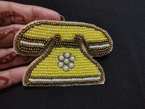 Broche de Flores Amarillo Hecho a Mano con Cuentas y Detalles Dorados, Elegante Accesorio de Solapa con Flores Adornadas para Bolsos, Vestidos y Abrigos - Product Image 3