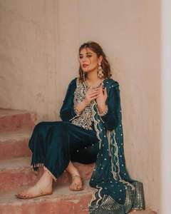 Nuevo diseñador Ropa de fiesta de boda Terciopelo puro Bordado de secuencia completa y trabajo de corte Kurta y Palazzo con Georgette Dupatta - Product Image 2