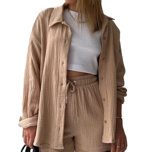 Conjunto de pantalones cortos y camisa Beige brillante arrugada de ajuste Regular informal personalizado de alta calidad Conjunto de pantalones cortos de 2 piezas de color sólido para mujer - Product Image 5