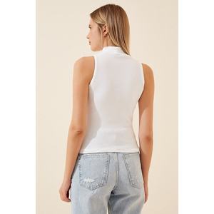 Blusa estiva da donna senza maniche a collo alto in maglia bianca e nera - Product Image 5