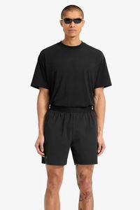 Short athlétique noir minimaliste pour un confort quotidien et des performances avec taille élastique et poches latérales pour plus de commodité - Product Image 4