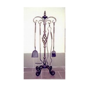 Outils de feu en laiton inspirés du patrimoine avec support vintage et construction décorative, parfaits pour offrir ou compléter un ensemble de cheminée - Product Image 2
