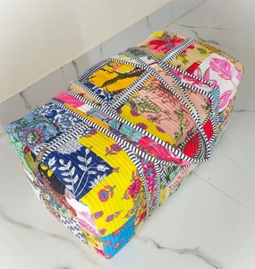 Bolsa de lona de algodón hecha a mano, estilo patchwork, multicolor, acolchada, para viaje, equipaje, con múltiples compartimentos. - Product Image 3