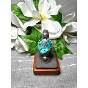 Anillo Navajo Hecho a Mano con Turquesa Kingman y Plata de Ley, Talla 7, Joyería Cultural Coleccionable - Product Image 1