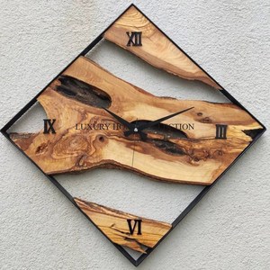 Horloges murales en métal surdimensionnées d'inspiration industrielle avec des chiffres en gras et des formes géométriques idéales pour les espaces de style loft - Product Image 2