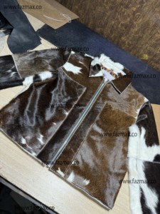 Veste en cuir de vachette de style High Street pour hommes avec poils et fermeture à glissière imprimée vache, décoration à bouton pour l'automne et l'hiver - Product Image 4