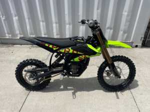Nueva Bicicleta Eléctrica LBX 2025 Edición Amarillo Negro Hyper Bee de Alta Calidad con 21 Velocidades, Cuadro de Aleación de Aluminio y Motor de 8000W para Carretera - Product Image 6
