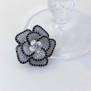 Broche de Aleación con Flor de Camelia Negra Vintage y Pedrería, Joyería Nupcial para Bolsos de Fiesta o Regalos Infantiles - Product Image 5