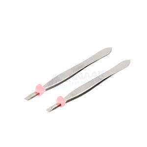 Pince à épiler à pointe inclinée en acier inoxydable de conception personnalisée de meilleure qualité en vente en gros peigne à outils de beauté - Product Image 1
