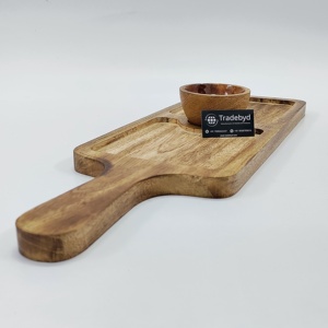 Longue planche de service en bois avec couvercle, poignée et bol à chutney par Tradebyd - Product Image 2