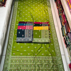 Vente en gros de saris en soie mélangée Dola de créateur avec des embellissements Siroski Latkan étincelants. - Product Image 1