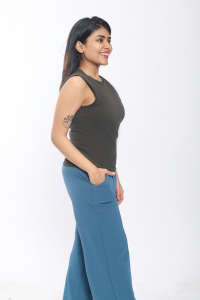 Camiseta sin mangas de mezcla de poliéster verde oscuro para mujer sin mangas Stretch Fit Bulk Apparel Supply - Product Image 3