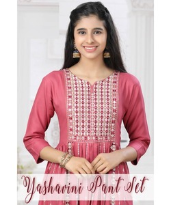 Vente en gros de robe modeste pakistanaise pour femmes de style Sharara vintage avec caftan classique et costume trois pièces - Product Image 4