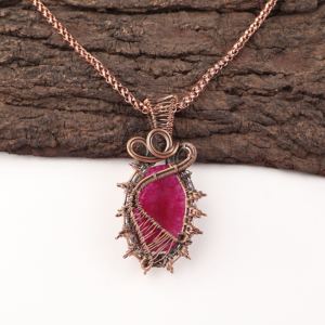 Raro rubí de Cachemira con corte ovalado, colgante de moda con piedra preciosa, envuelto en alambre de cobre chapado en plata, para bodas, compromisos y novias. - Product Image 4