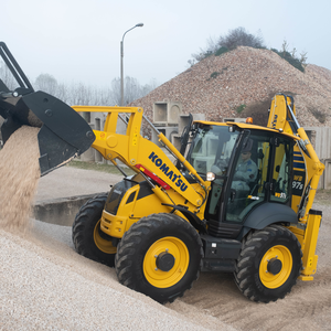 Chargeuse-pelleteuse compacte Komatsu avec système hydraulique avancé, moteur économe en carburant et capacités de construction multifonctionnelles - Product Image 1