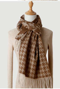 ผ้าคลุมไหล่พัชมีนาสำหรับผู้หญิง ผ้าโพลีเอสเตอร์ 100% นุ่มสบาย ขนาด 30*195 ซม. ใช้ได้ทุกฤดู เหมาะสำหรับกิจกรรมกลางแจ้งและใช้ในชีวิตประจำวัน - Product Image 3