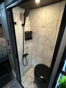 Caravana de Lujo Tipo Sprinter en Venta, Autocaravana con Techo Alto y Motor Diésel, con Interior Premium, Cama, Cocina y Baño para Viajar - Product Image 5