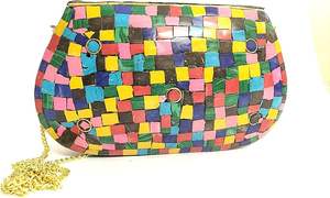 Pochette de soirée rouge écologique peinte à la main pour femme, magnifique artisanat en résine importée, décoration et cadeau de mariage faits à la main - Product Image 4