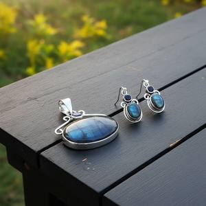 Ensemble pendentif et boucles d'oreilles en labradorite plaqué argent - Bijoux élégants en pierres précieuses bleues - Product Image 1