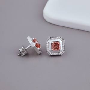 Boucles d'oreilles clous en or 9K blanc/rose/jaune plaqué rhodium avec diamants de laboratoire fantaisie taille princesse et taille émeraude, halo octogonal |   OEM - Product Image 2