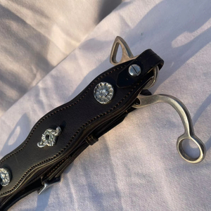 บิตม้าแบบตะวันตกคุณภาพพรีเมียม พร้อมสายรัดแก้มหนัง |   ดอกเกลียวแกะสลักสำหรับขี่ม้าและฝึกม้า - Product Image 2