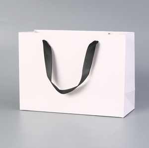 Sacchetti di Carta Personalizzati all'Ingrosso, Borse in Cartone Bianco con Manico, Confezioni Regalo di Lusso, Stampa Logo Personalizzata - Product Image 1