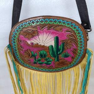 Sac bandoulière artisanal en cuir véritable style western avec franges, imprimé floral cactus du désert, écologique, léger, à sangle unique, style bohème - Product Image 1