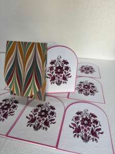 Cartes de mariage en papier façonnées, invitations florales simples sur mesure pour événements de luxe, sérigraphie écologique de qualité supérieure. - Product Image 4