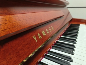 Piano droit Yamaha W104 marron d'occasion, acoustique professionnel 88 touches, instrument de seconde main - Product Image 5